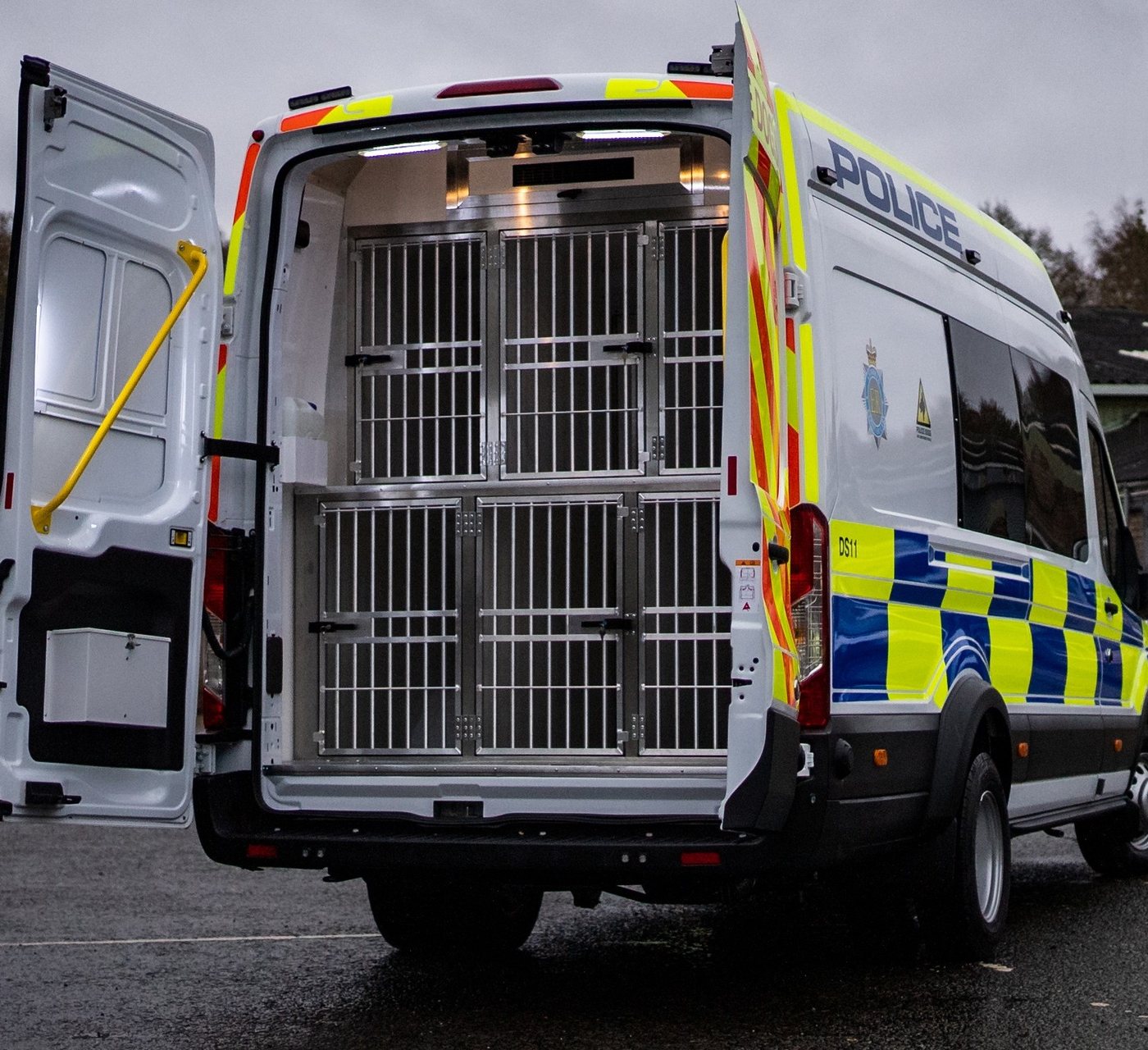 Dog unit, six-cage kennel bank