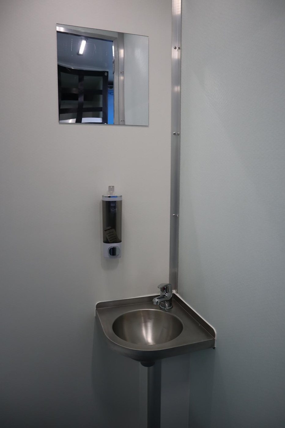 Dive unit washbasin