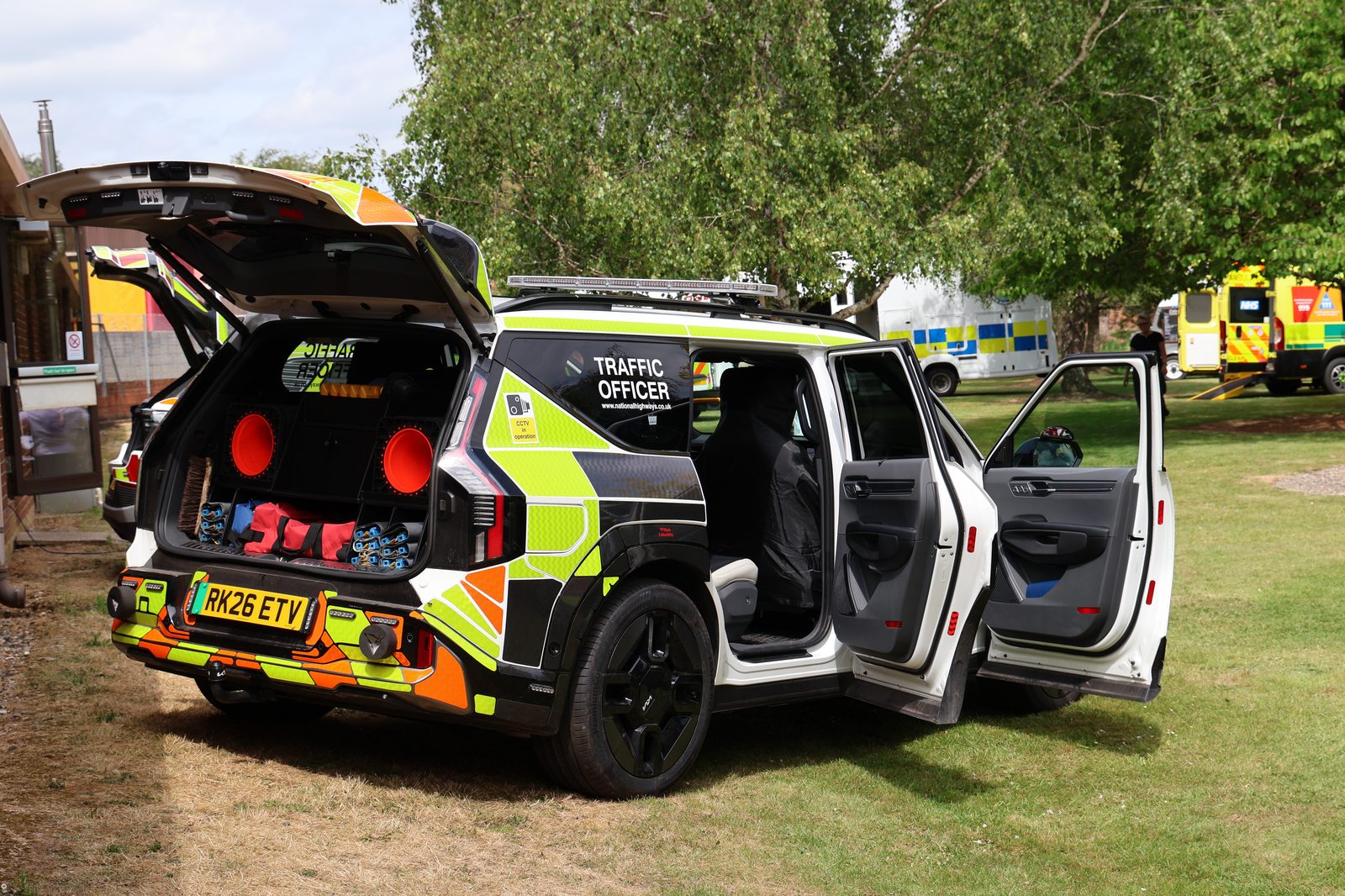 Traffic officer vehicle, rear fit-out
