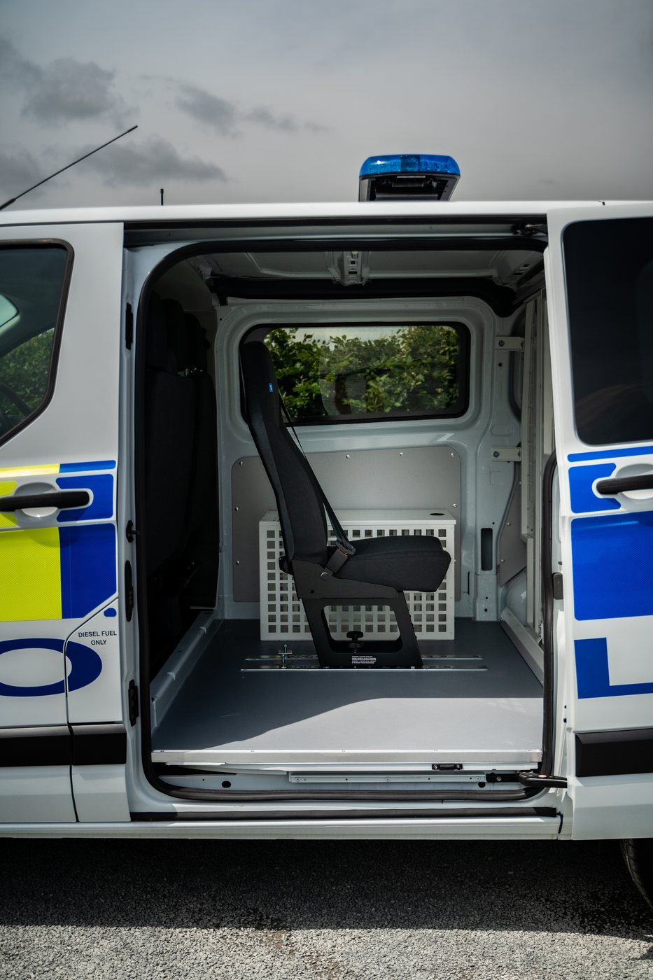 Cell unit, escort seat and cell partition