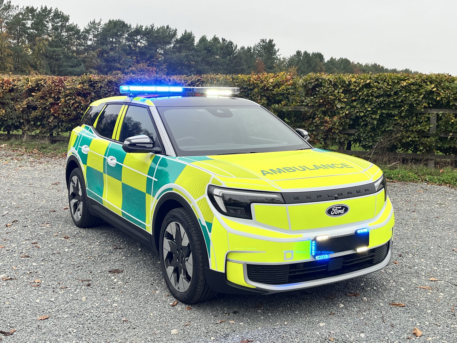 Ambulance Ford Explorer, front view with lightbar on