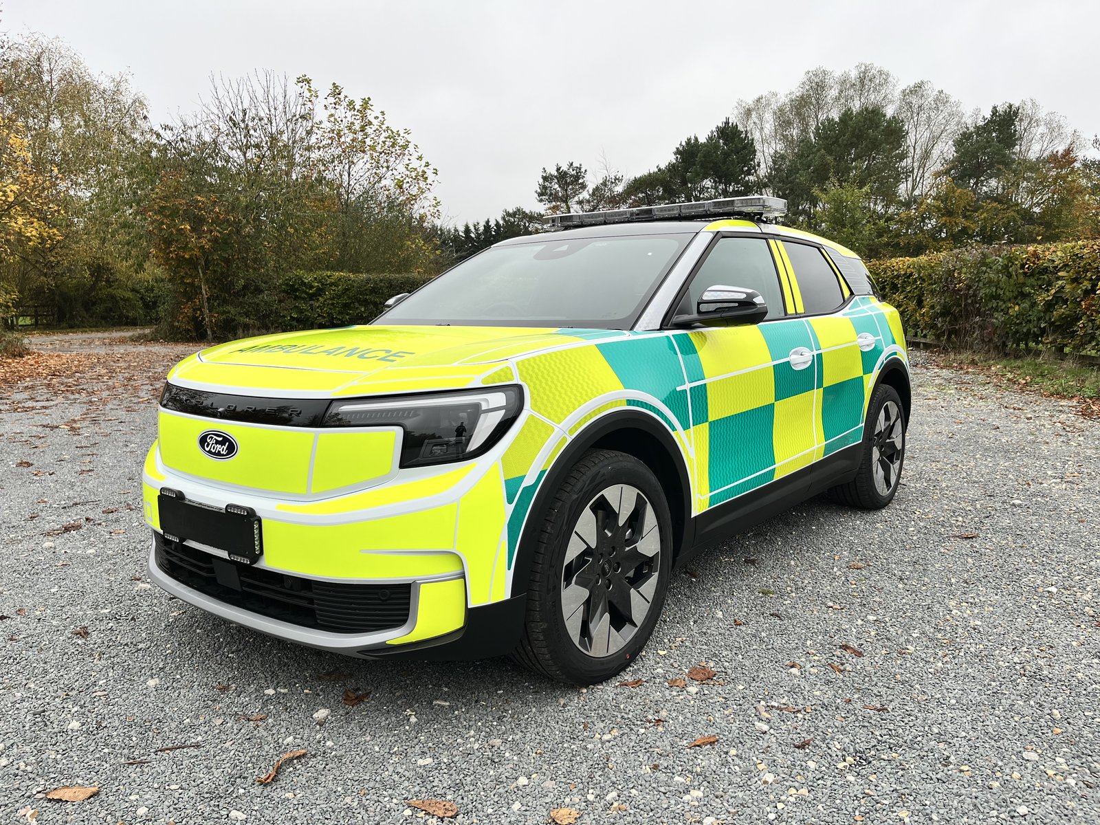Ambulance Ford Explorer, front three-quarter view