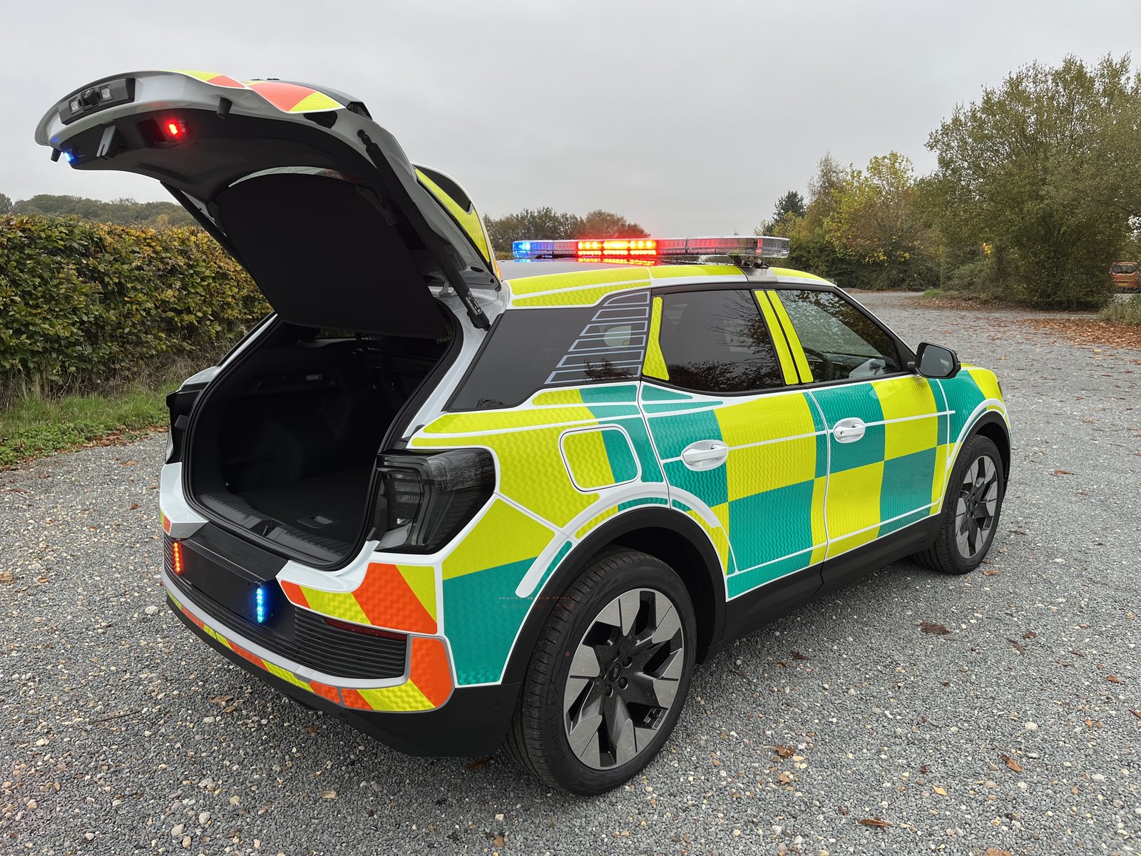 Ambulance Ford Explorer, tailgate open showing lights