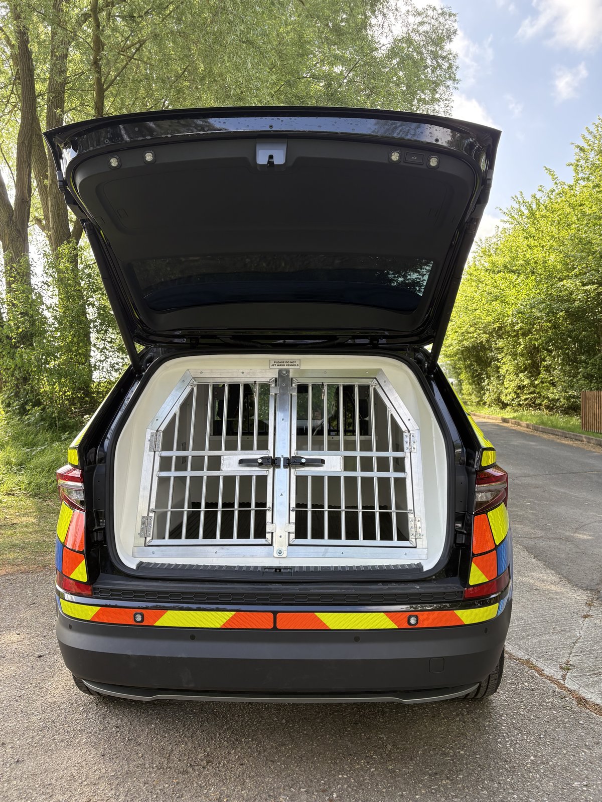 Skoda Kodiaq dog unit, rear three-quarter view